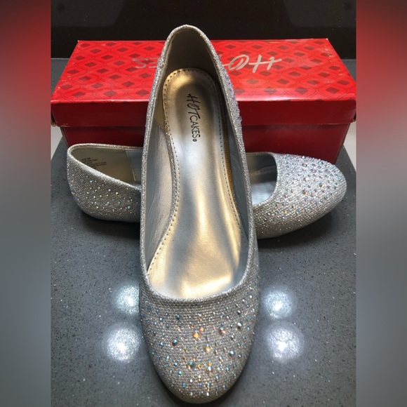 Hot Cakes Orleans silver sparkly flats, 9 W - Picture 4 of 7
